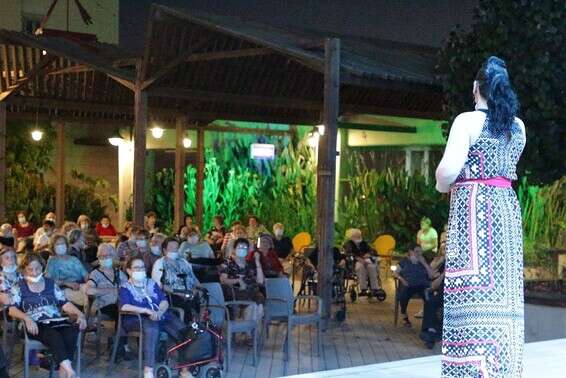 "ההופעות מתקבלות נהדר - גם מצד האמן וגם מצד הדיירים". מופע באחוזת ראשונים